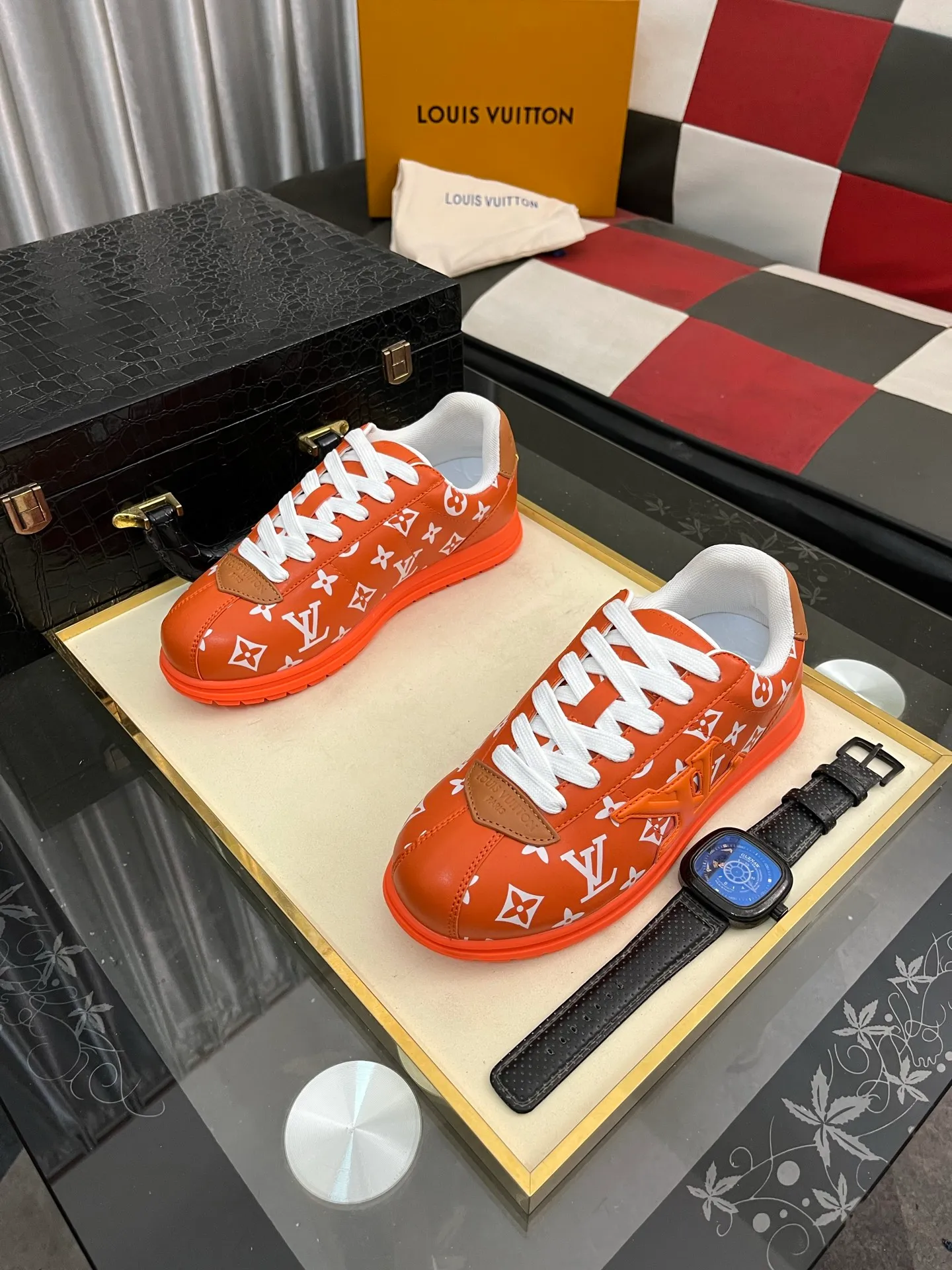 Men's shoes 💰700⌚️⌚️LV TARINE Louis Vuitton x Tyler joint model Donkey brand L family embossed couple style casual sneakers skate shoes original purchase and development This LV Trainer sneaker comes from the Louis Vuitton and Tyler collaboration series. The Monogram pattern and brand logo are transformed into nubuck calf leather embossing and side decoration respectively, witnessing the artist's creative interpretation of classic elements. The deep tones accentuate the complex upper, which requires hours of craftsmanship to complete. Exquisitely packaged at the delivery counter🛍📦 ▪️Fabrics: Original customized first-layer cowhide ▪️Inner lining: Original customized breathable mesh ▪️Outsole: Original open-molded two-color TPU combination outsole ▪️Sole thickness: 3CM ▪️Size: Women's 35-40 / Men's 38-46